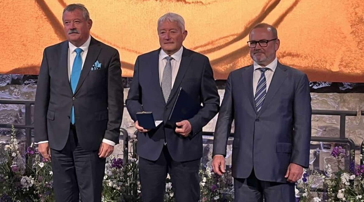 Csollák István vezérigazgató úr életmű díjat vett át