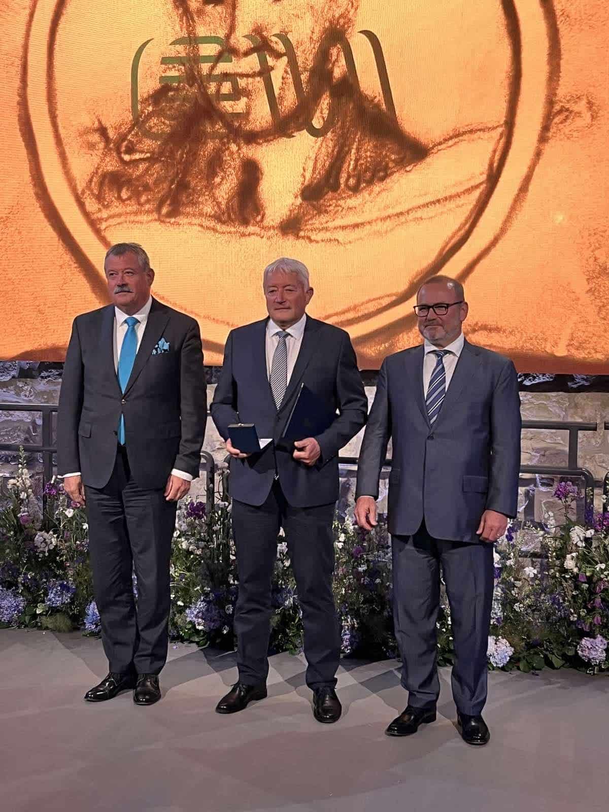 Csollák István vezérigazgató úr életmű díjat vett át