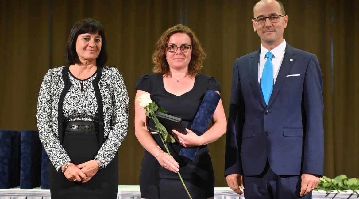 Farkas Anett elismerő oklevelet vett át