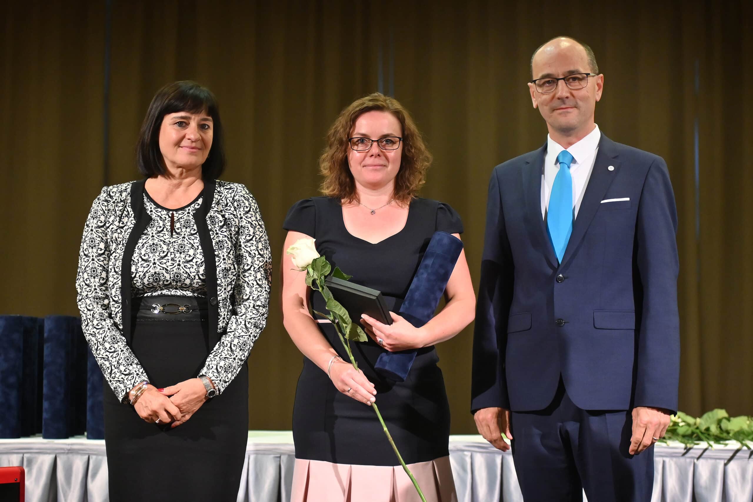 Farkas Anett elismerő oklevelet vett át